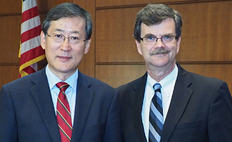 Han Dayuan and Tom Wilson