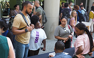 Students at the Student Organization Fair Fall 2021